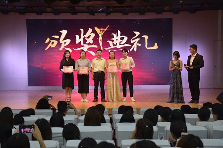 免费成人影片
成功举办欢送2018届毕业生晚会暨优秀毕业生及考研明星颁奖典礼