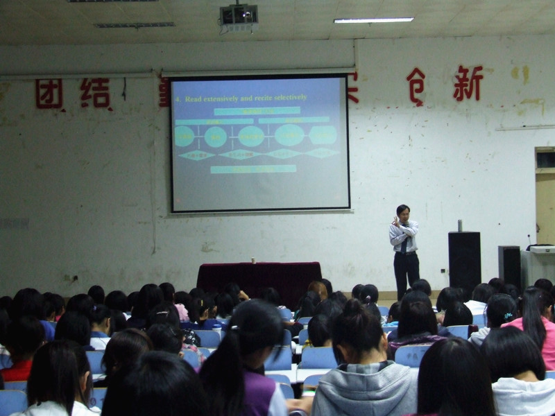 免费成人影片
举办新生入学教育第二讲“我的外语梦”