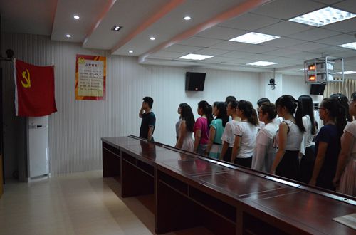 免费成人影片
成功举行“不忘初心，重温入党誓词”活动