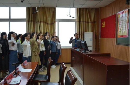 免费成人影片
举行预备党员入党宣誓仪式