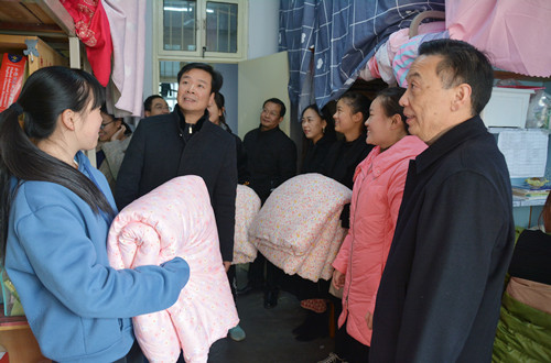 免费成人影片
领导深入宿舍为贫困生发放过冬棉被