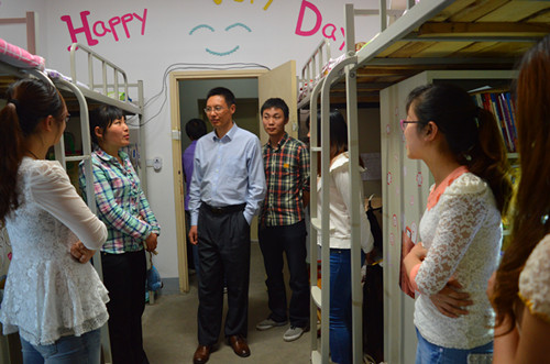 免费成人影片
领导老师深入学生宿舍看望应届毕业生