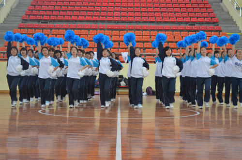 免费成人影片
团学老师慰问健美操运动员