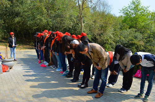 免费成人影片
开展景明墓祭扫活动