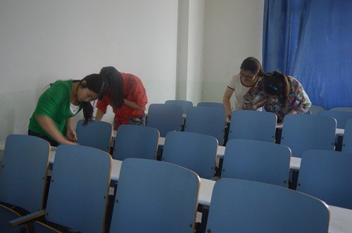 免费成人影片
组织学生开展“劳动日”卫生大扫除