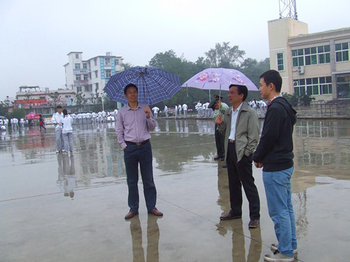 免费成人影片
领导亲切慰问2014级军训新生