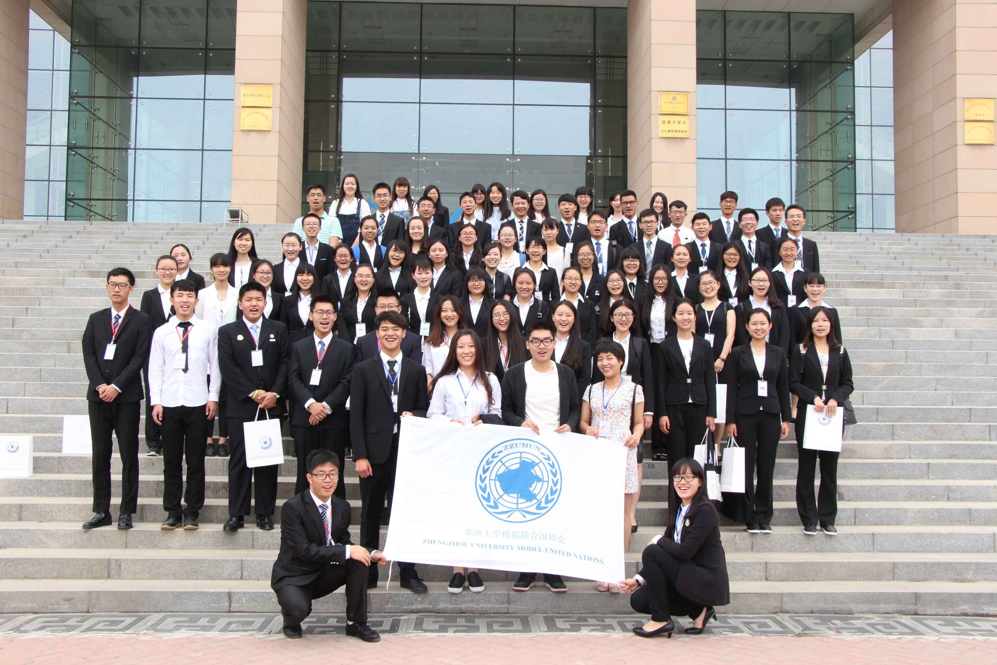 免费成人影片
学子踊跃参加模拟联合国大会