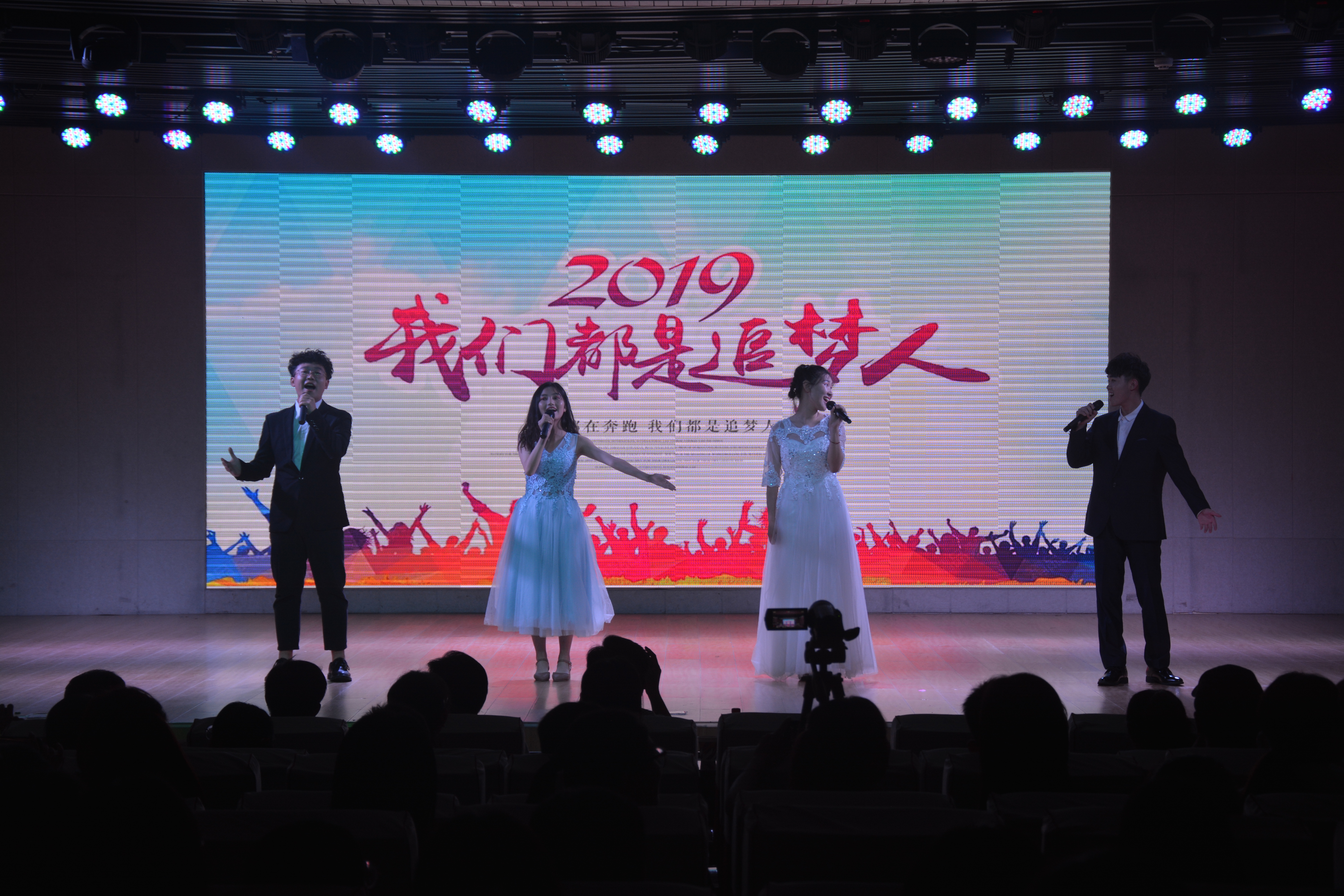 免费成人影片
成功举办2019届优秀毕业生颁奖典礼暨欢送毕业生晚会