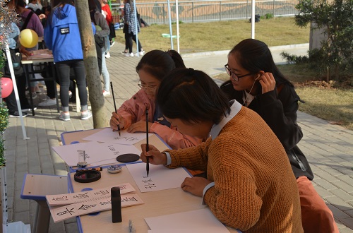 免费成人影片
开展心理游园会活动