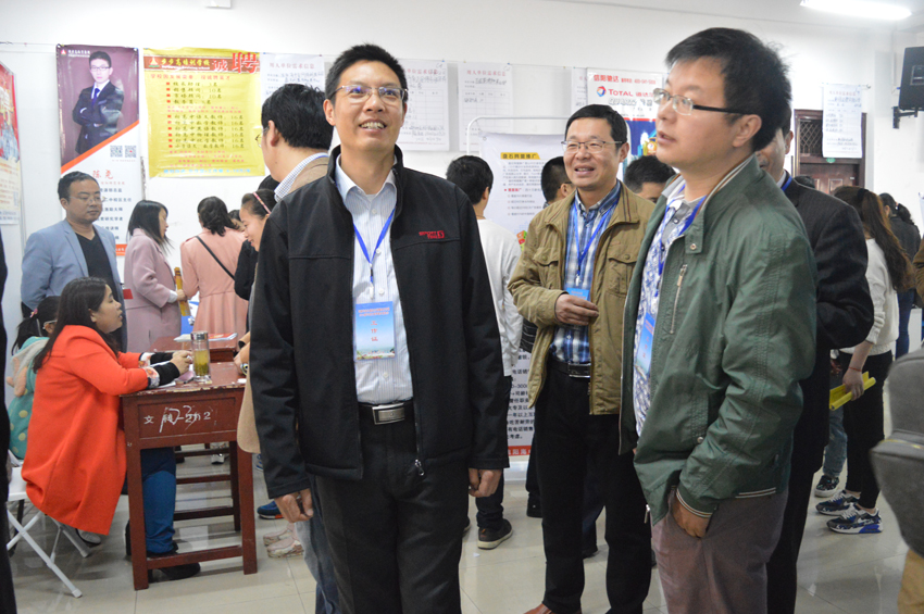 免费成人影片
组织毕业学子参与2016届毕业生双选会