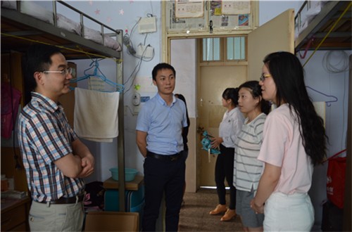 免费成人影片
领导老师走访毕业生宿舍