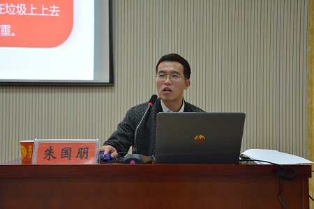 校团委副书记朱国朋应邀为免费成人影片
2017级新生作入学教育报告