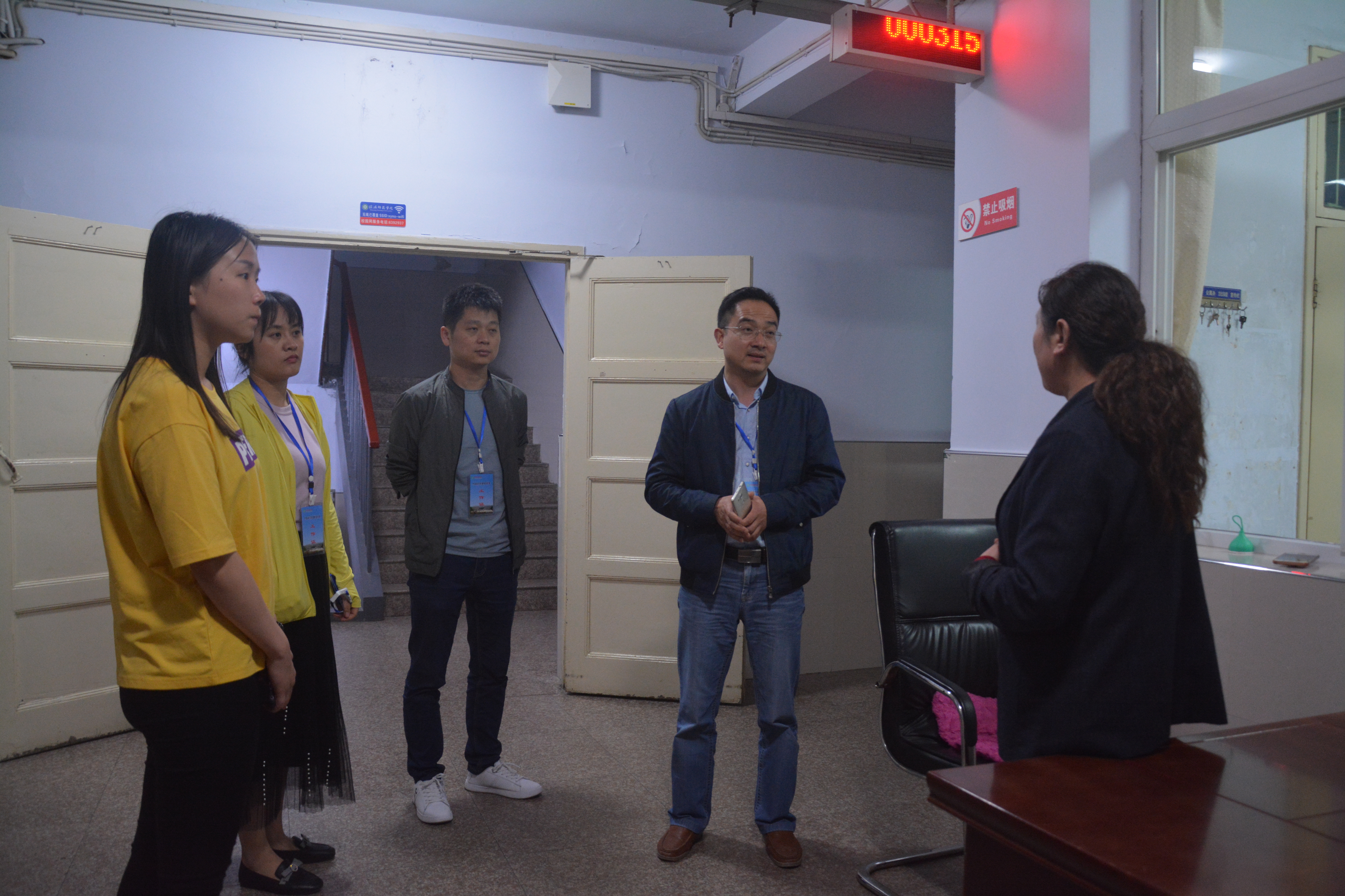 免费成人影片
领导老师走访毕业生宿舍