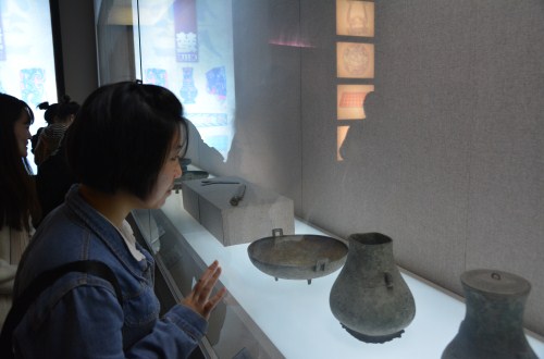 免费成人影片
组织开展“淮上故园――信阳博物馆历史文化之旅”活动