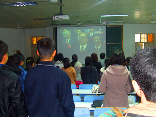 免费成人影片
师生喜看党的十八大开幕式直播