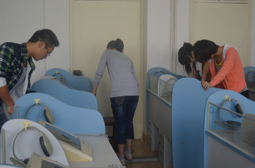 免费成人影片
组织学生开展“劳动日”卫生大扫除